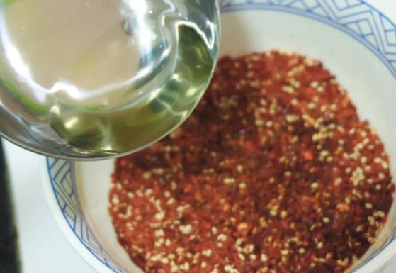 怎样做辣椒油 自制辣椒油的做法 6