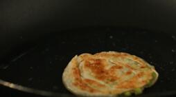 利用剩饺子皮制作葱油饼的做法7