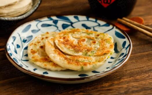 利用剩饺子皮制作葱油饼的做法2