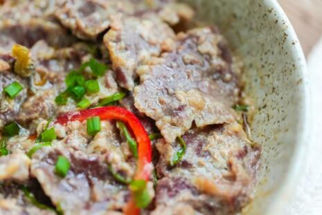 梅菜笋丝青豆蒸牛肉的做法2