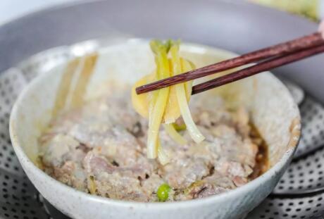 梅菜笋丝青豆蒸牛肉的做法15