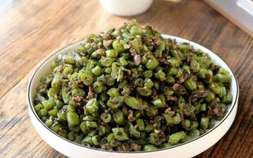 橄榄菜豆角炒肉的做法1
