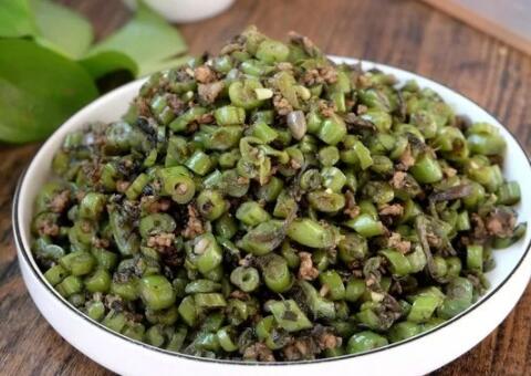 橄榄菜豆角炒肉的做法2