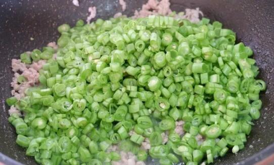 橄榄菜豆角炒肉的做法6