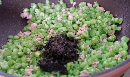 橄榄菜豆角炒肉的做法7