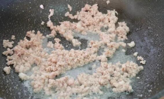 橄榄菜豆角炒肉的做法5