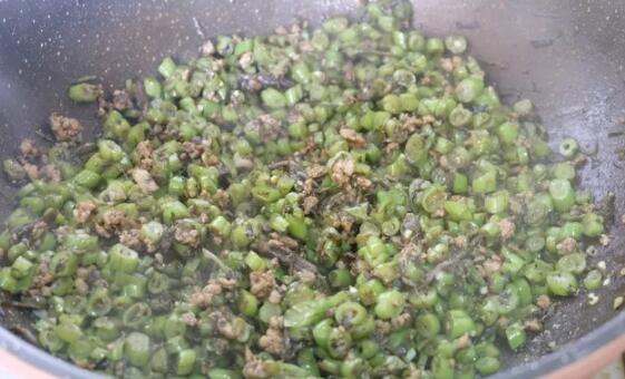 橄榄菜豆角炒肉的做法9