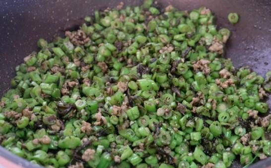 橄榄菜豆角炒肉的做法8