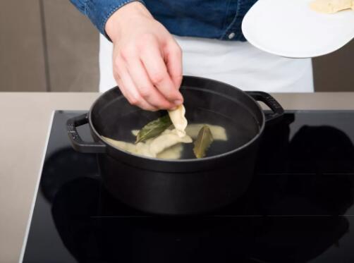 煎酸菜蘑菇馅饺子的做法5