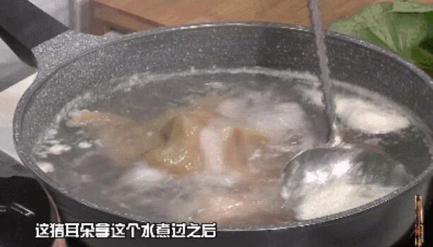 红薯藤炒猪耳朵的做法2