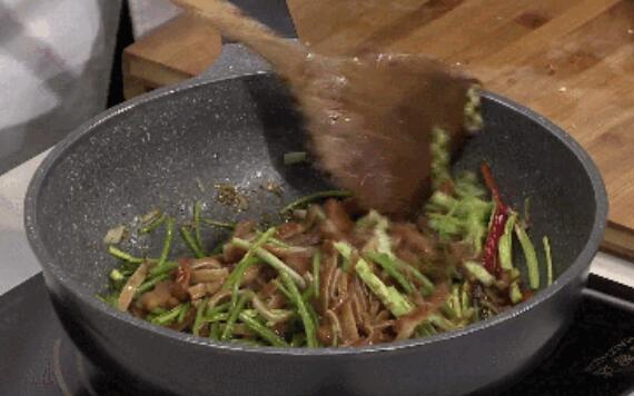 红薯藤炒猪耳朵的做法5