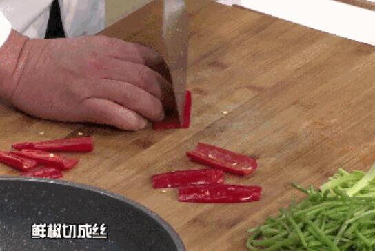 红薯藤炒猪耳朵的做法4