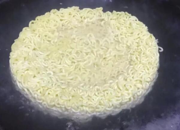方便面怎么做好吃 炒方便面的做法2