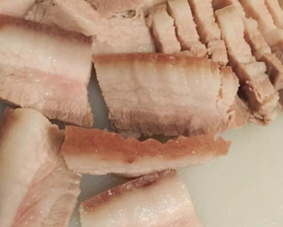 回锅肉怎么做好吃 青椒回锅肉的家常做法2