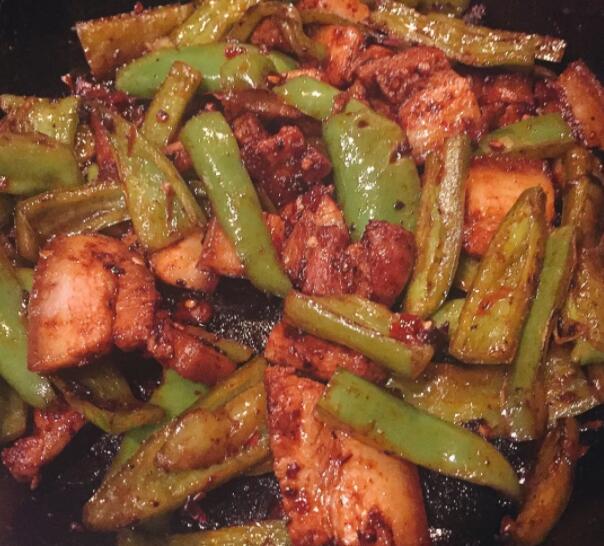 回锅肉怎么做好吃 青椒回锅肉的家常做法6