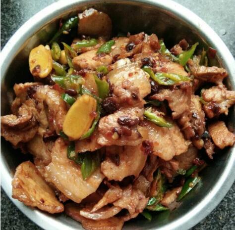 回锅肉怎么做好吃 青椒回锅肉的家常做法7