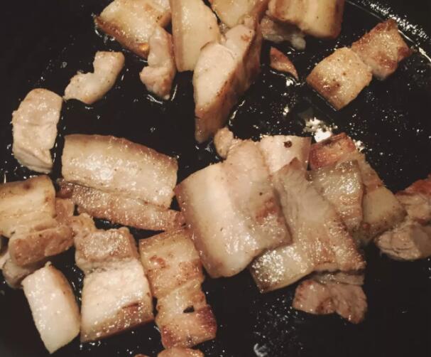 回锅肉怎么做好吃 青椒回锅肉的家常做法4