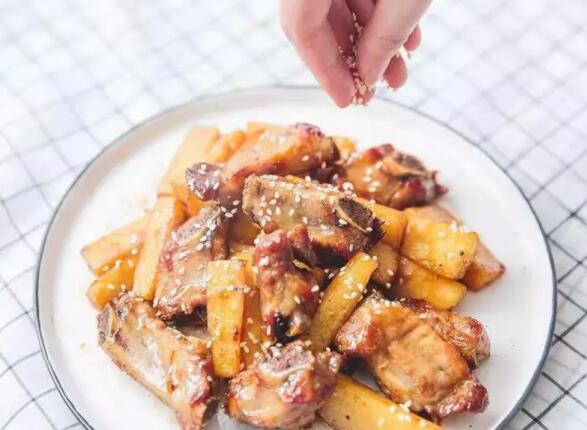 山药怎么做好吃 五花肉炒山药的做法2