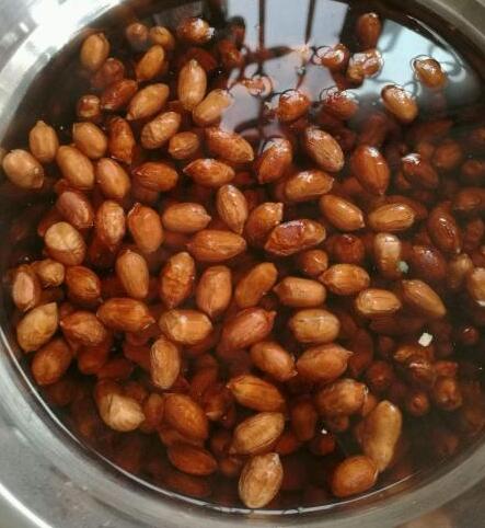 花生米怎么做好吃 炒花生米的做法3