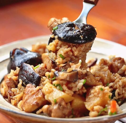 电饭煲香菇鸡肉焖饭的做法1