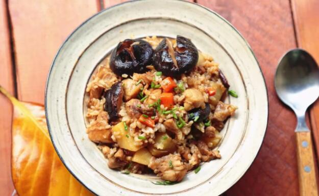 电饭煲香菇鸡肉焖饭的做法3