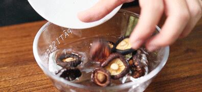 电饭煲香菇鸡肉焖饭的做法5