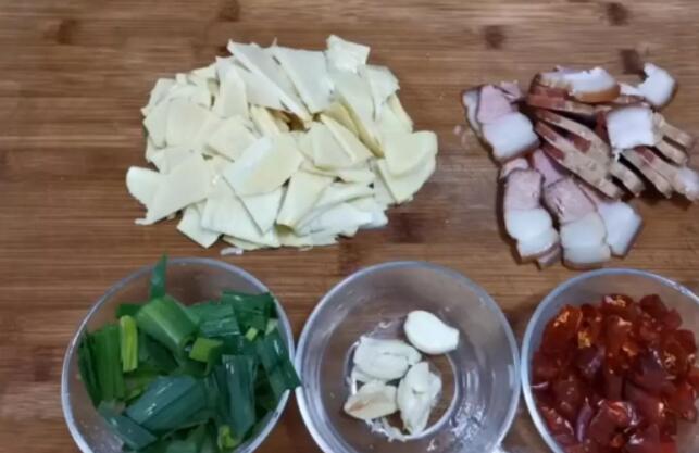 冬笋腊肉怎么做好吃 冬笋腊肉的做法2