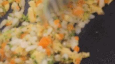 炒饭怎么做好吃 丁香鱼时蔬蛋炒饭的做法16