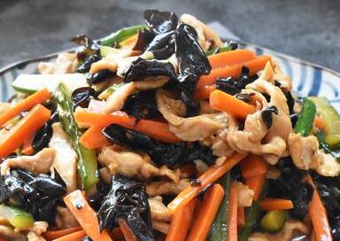 胡萝卜和黑木耳炒肉丝1
