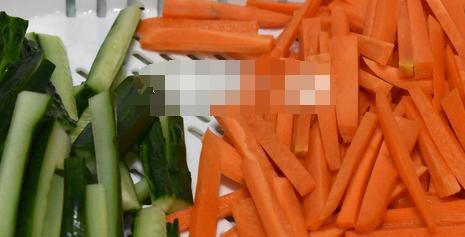 胡萝卜和黑木耳炒肉丝7