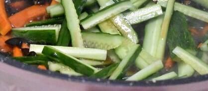 胡萝卜和黑木耳炒肉丝15