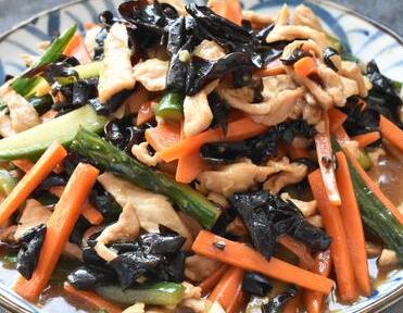 胡萝卜和黑木耳炒肉丝17