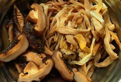黄花菜焖烧土鸡7