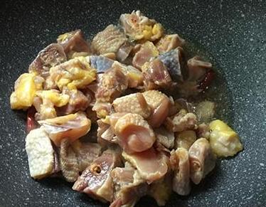 黄花菜焖烧土鸡9