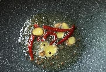 黄花菜焖烧土鸡8