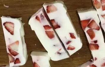 草莓牛奶冻10