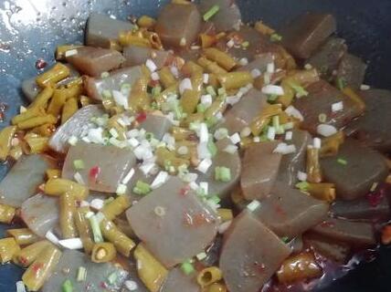 酸豆角烧魔芋10