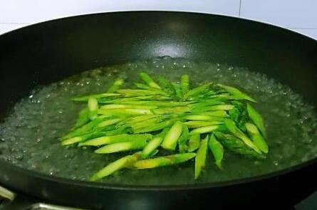 芦笋炒鸡蛋4