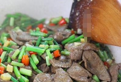 蒜苔炒猪肝10