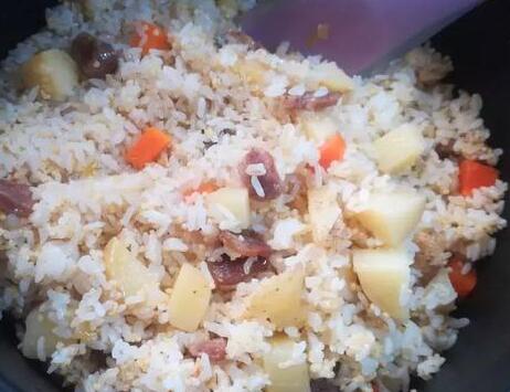 土豆腊肠焖饭12
