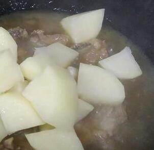 土豆焖排骨9