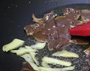 蒜苔枸杞炒猪肝7