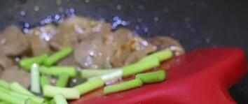 蒜苔枸杞炒猪肝9