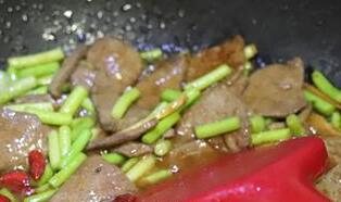 蒜苔枸杞炒猪肝10