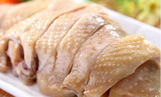 【正宗盐水鸡——夏季首选“冷鸡”做法】——特点:肉质鲜嫩爽脆,入味筋道,口齿留香,做法简单,一看就会。 【主料】:鲜活大鸡3只(因为卤鸡一次用的卤水较多,所以建议大家一次可以多卤2只为佳) 【配料】:花椒10克、食盐45克、生姜1块、洋葱1颗、八角3个、香叶3片 【调料】:料酒50毫升、味精10克、冰块、开水适量 ——【开始制作】—— ①:先将以上准备好的花椒、食盐、拍松的生姜、切块的洋葱、八角、香叶全部下入锅内开小火干炒2分钟炒出足量香味,然后加入足量的开水没过香料至少5厘米以上焖煮煮至水沸,转中小火继续炖煮10分钟至卤水完全吃足香料味,加入味精10克拌匀关火倒入大盆放凉。 ②:再将3只大鸡宰杀好,去除鸡毛内脏清洗干净,水开后下入锅内煮制10分钟,焖10分钟。 ③:煮好鸡并开始焖鸡时,准备一大锅水,投入足量的冰块调成冰水,待鸡焖好后全部捞出投入冰水内浸泡收皮,同时补入更多的冰块保持水的冰凉度,浸泡10分钟。 ④:浸泡10分钟至鸡肉完全降温后,取出全部倒入之前煮好并完全放凉的卤水内卤制,然后连同卤水一起放入冰箱冷藏室内继续冷藏卤制2天时间。 ⑤:最后将冷藏卤制好的鸡肉取出斩成合适鸡块,装盘即可食用,这样做好的盐水鸡不但做法正宗,鸡肉口感上也是特别的冰爽嫩脆,鲜香入味。 出品图:这样一道冰爽嫩脆、入味回香的正宗盐水鸡就做好了,看着是不是很有食欲呢?