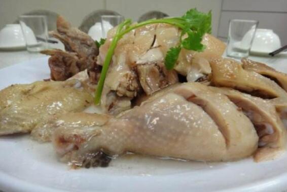 【正宗盐水鸡——夏季首选“冷鸡”做法】——特点:肉质鲜嫩爽脆,入味筋道,口齿留香,做法简单,一看就会。 【主料】:鲜活大鸡3只(因为卤鸡一次用的卤水较多,所以建议大家一次可以多卤2只为佳) 【配料】:花椒10克、食盐45克、生姜1块、洋葱1颗、八角3个、香叶3片 【调料】:料酒50毫升、味精10克、冰块、开水适量 ——【开始制作】—— ①:先将以上准备好的花椒、食盐、拍松的生姜、切块的洋葱、八角、香叶全部下入锅内开小火干炒2分钟炒出足量香味,然后加入足量的开水没过香料至少5厘米以上焖煮煮至水沸,转中小火继续炖煮10分钟至卤水完全吃足香料味,加入味精10克拌匀关火倒入大盆放凉。 ②:再将3只大鸡宰杀好,去除鸡毛内脏清洗干净,水开后下入锅内煮制10分钟,焖10分钟。 ③:煮好鸡并开始焖鸡时,准备一大锅水,投入足量的冰块调成冰水,待鸡焖好后全部捞出投入冰水内浸泡收皮,同时补入更多的冰块保持水的冰凉度,浸泡10分钟。 ④:浸泡10分钟至鸡肉完全降温后,取出全部倒入之前煮好并完全放凉的卤水内卤制,然后连同卤水一起放入冰箱冷藏室内继续冷藏卤制2天时间。 ⑤:最后将冷藏卤制好的鸡肉取出斩成合适鸡块,装盘即可食用,这样做好的盐水鸡不但做法正宗,鸡肉口感上也是特别的冰爽嫩脆,鲜香入味。 出品图:这样一道冰爽嫩脆、入味回香的正宗盐水鸡就做好了,看着是不是很有食欲呢?