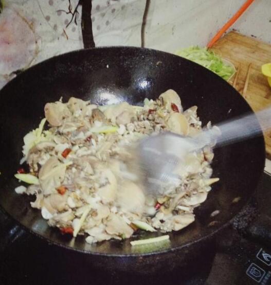 河蚌可以吃吗 怎么做好吃 爆炒河蚌肉的做法