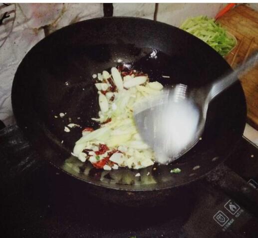 河蚌可以吃吗 怎么做好吃 爆炒河蚌肉的做法