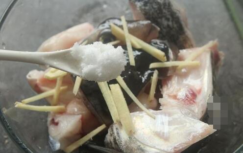 鲜美砂锅鱼头的做法