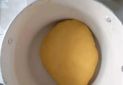 南瓜花卷怎么卷的制作方法2